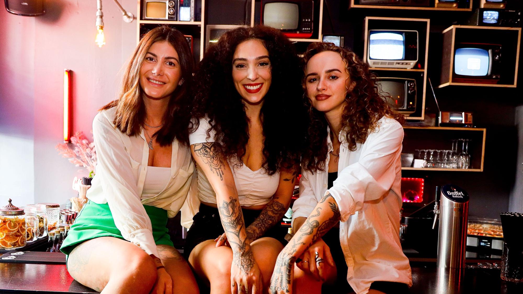 Die drei Teilnehmerinnen Stephie Stark (28), Aleyna Sevic (23) und Lili B. (29) in der Boize Bar in der Kölner Friesenstraße
