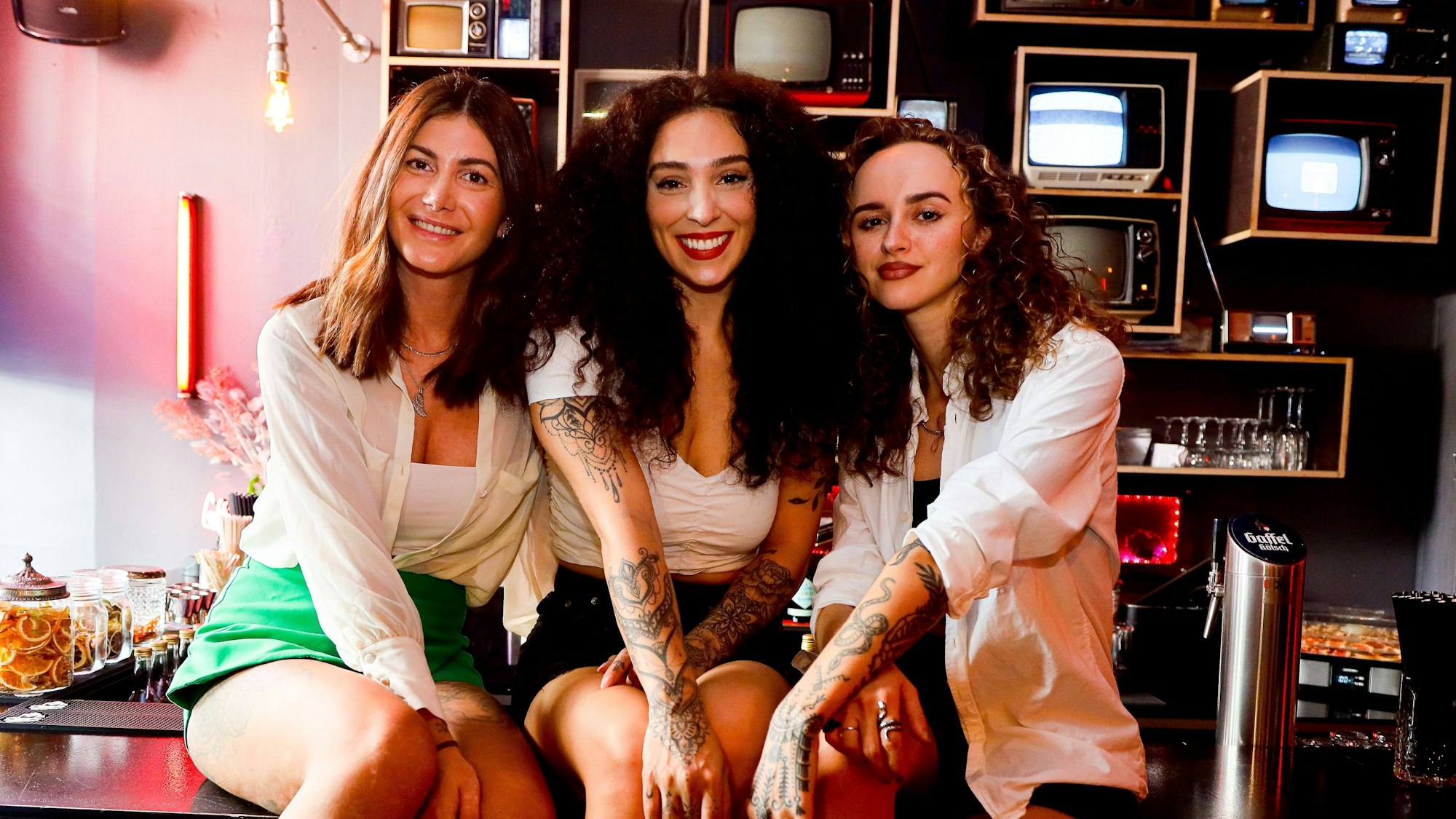 Die drei Teilnehmerinnen Stephie Stark (28), Aleyna Sevic (23) und Lili B. (29) in der Boize Bar in der Kölner Friesenstraße