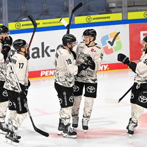 Spieler der Kölner Haie beim Testspiel gegen die Krefeld Pinguine am Sonntag.