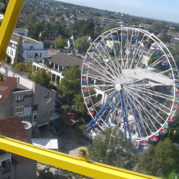 Blick auf ein Riesenrad.