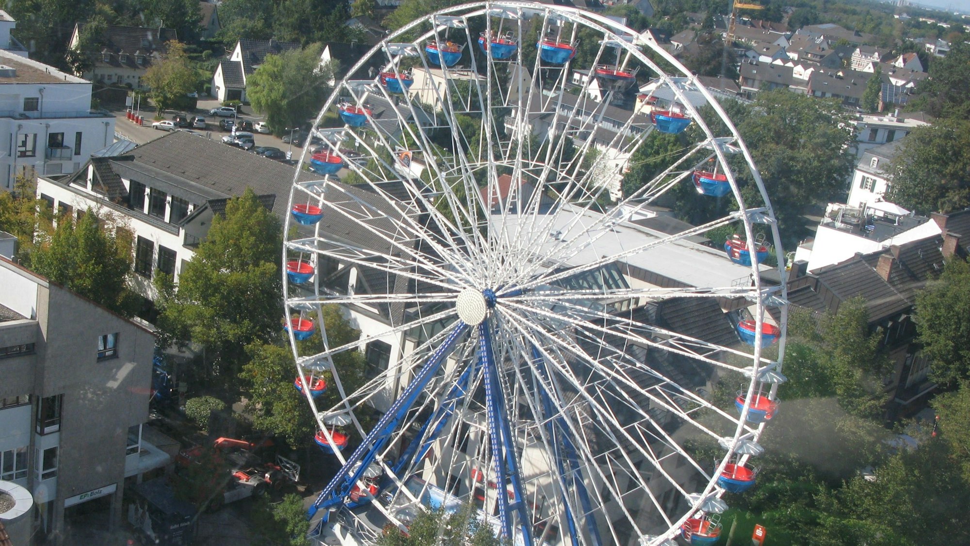In der Hennefer Lindenstraße steht ein 35 Meter hohes Riesenrad.