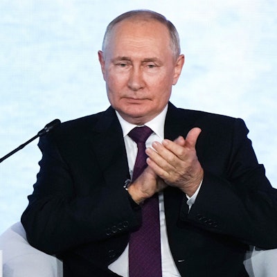 HANDOUT - 12.09.2023, Russland, Wladiwostok: Auf diesem von der Roscongress Foundation veröffentlichten Foto applaudiert Wladimir Putin, Präsident von Russland, während einer Plenarsitzung auf dem Östlichen Wirtschaftsforum. Foto: Sergey Shinov/Roscongress Foundation/AP/dpa - ACHTUNG: Nur zur redaktionellen Verwendung und nur mit vollständiger Nennung des vorstehenden Credits +++ dpa-Bildfunk +++
