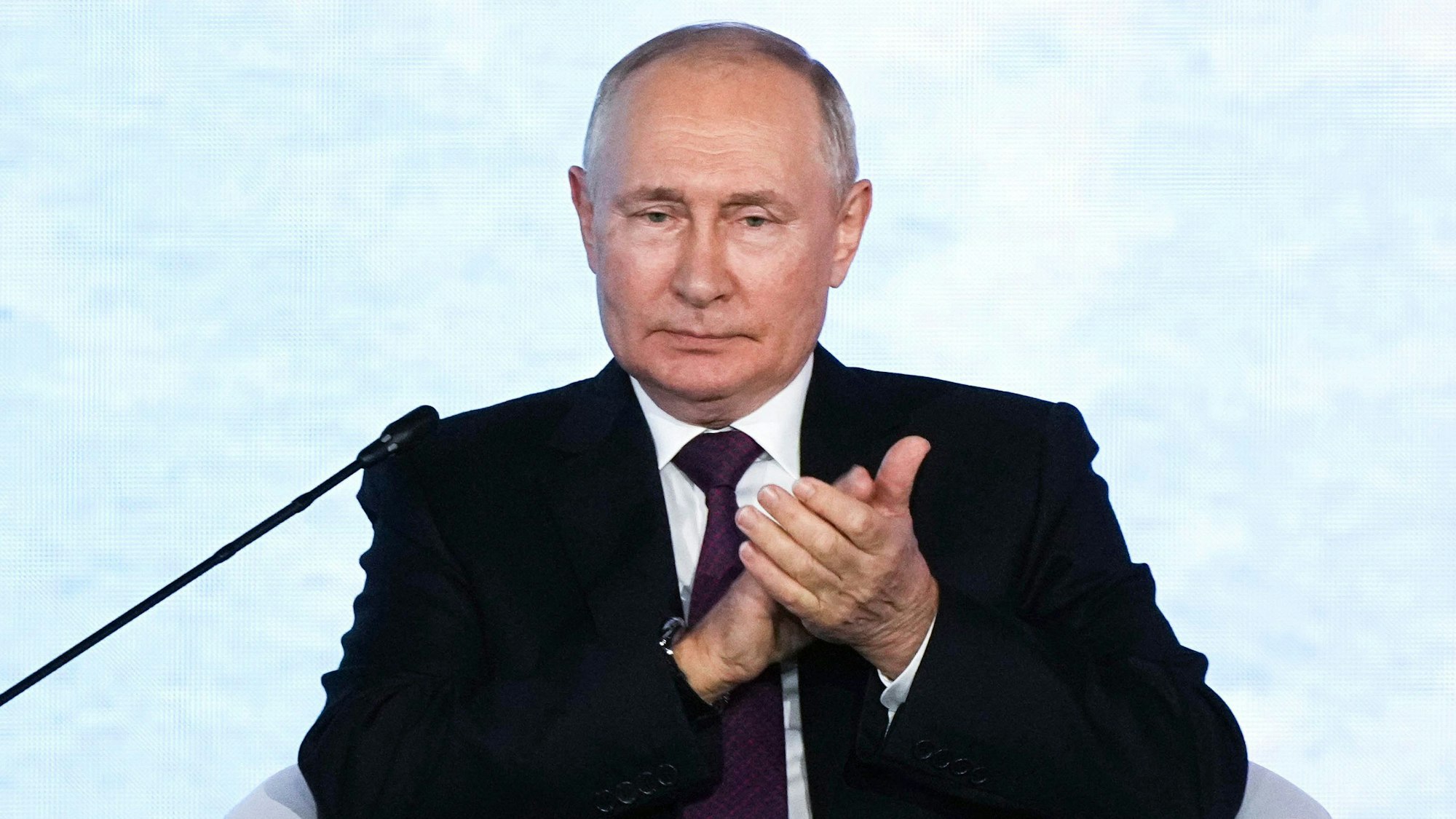 HANDOUT - 12.09.2023, Russland, Wladiwostok: Auf diesem von der Roscongress Foundation veröffentlichten Foto applaudiert Wladimir Putin, Präsident von Russland, während einer Plenarsitzung auf dem Östlichen Wirtschaftsforum. Foto: Sergey Shinov/Roscongress Foundation/AP/dpa - ACHTUNG: Nur zur redaktionellen Verwendung und nur mit vollständiger Nennung des vorstehenden Credits +++ dpa-Bildfunk +++