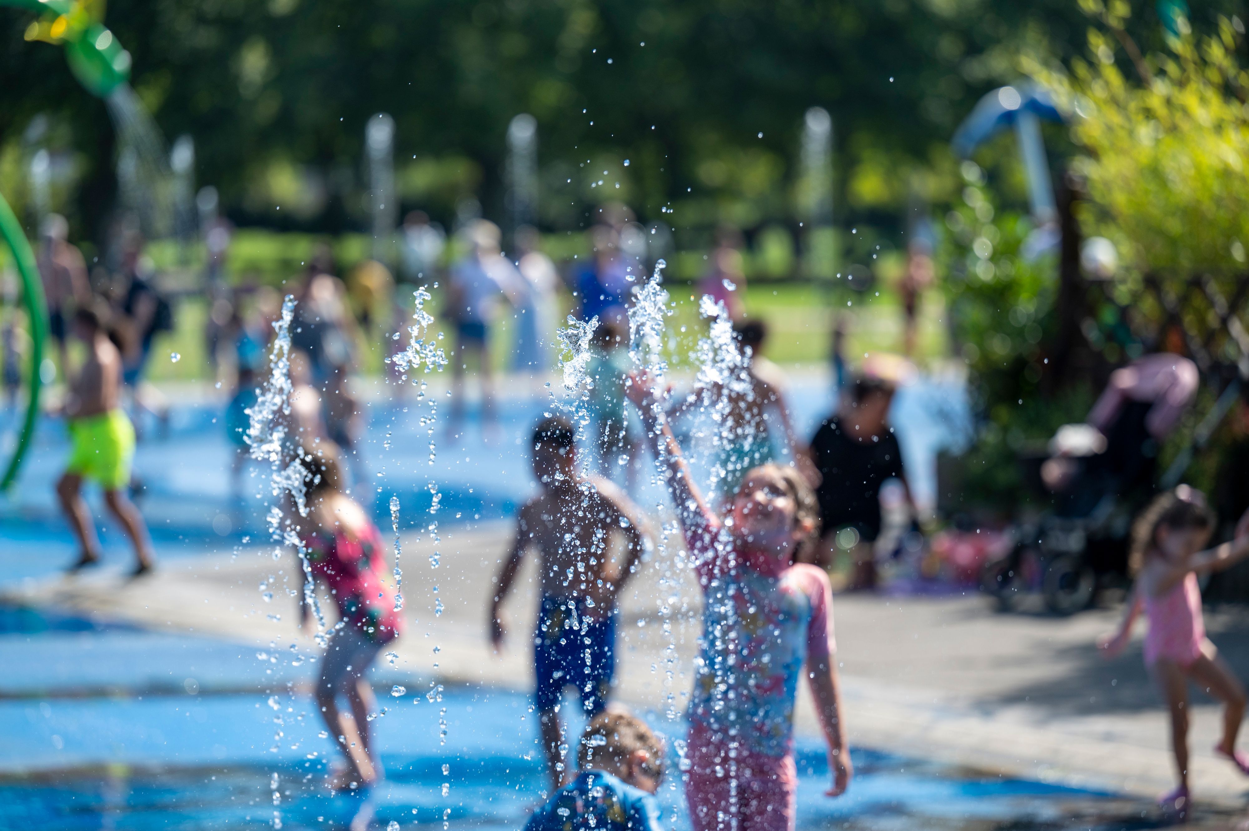 Kinder spielen auf dem Wasserspielplatz im Inneren Grüngürtel. (Archivbild)