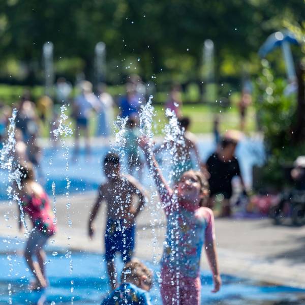 Kinder spielen auf dem Wasserspielplatz im Inneren Grüngürtel. (Archivbild)