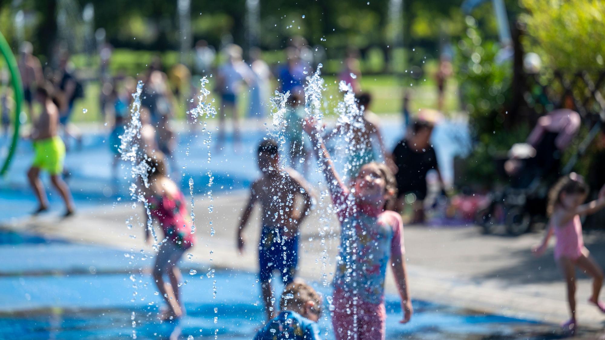 Kinder spielen auf dem Wasserspielplatz im Inneren Grüngürtel. (Archivbild)
