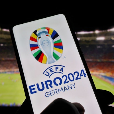 Das Logo der UEFA Euro 2024 ist auf einem Smartphone zu sehen.