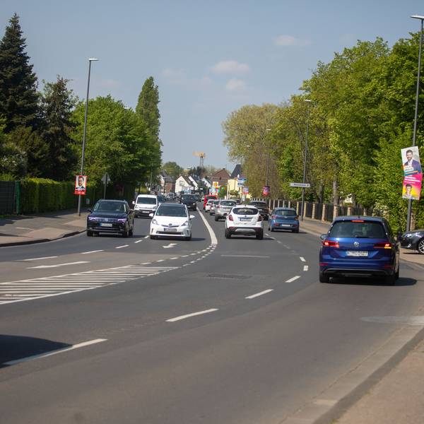 Viele Autos sind auf einer mehrspurigen Straße unterwegs.