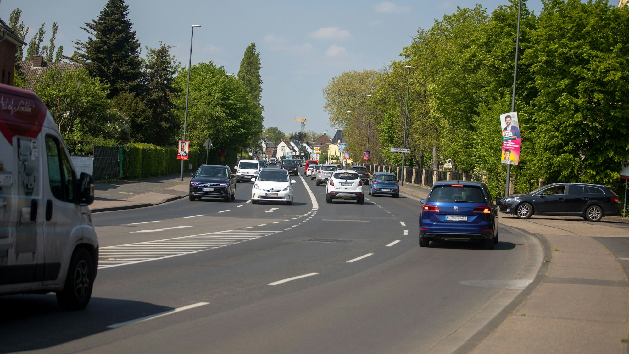 Viele Autos sind auf einer mehrspurigen Straße unterwegs.