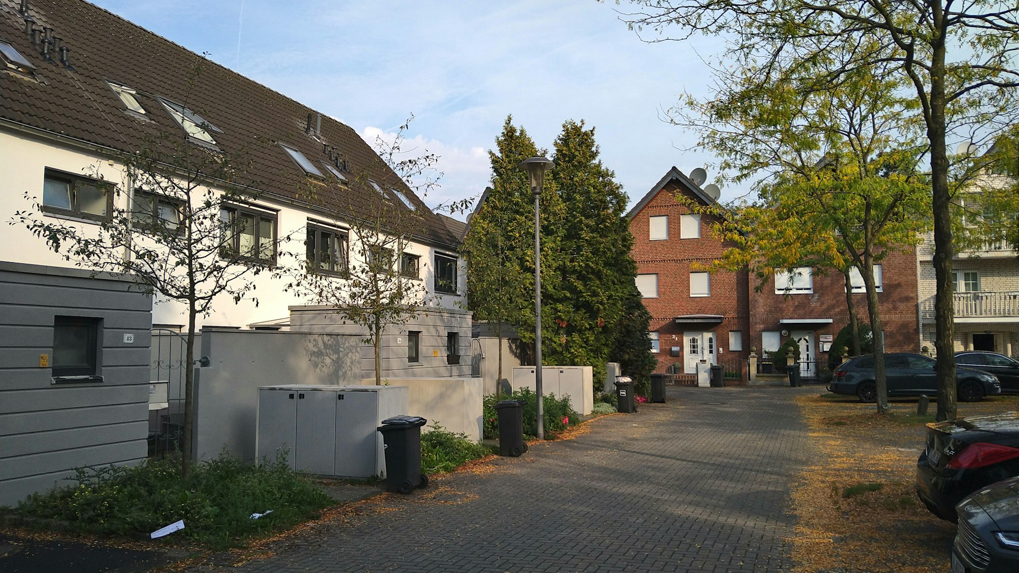 Eine Straße mit Häusern.