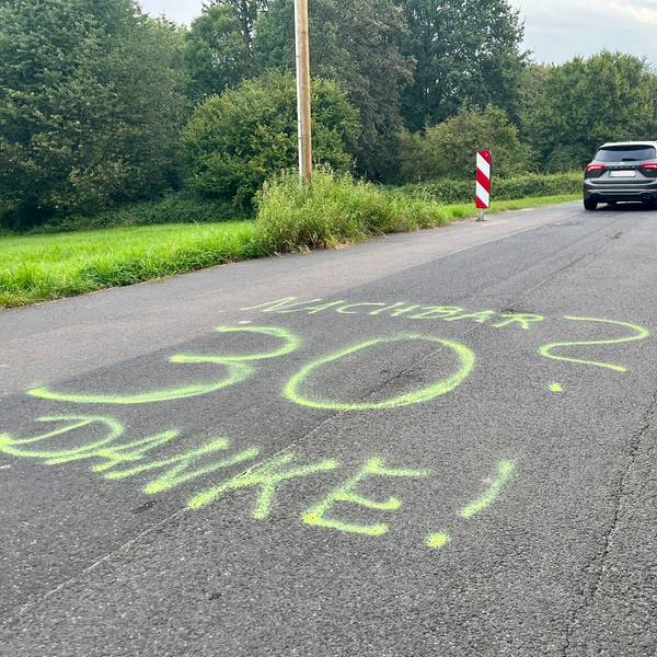 Aufgesprühte Tempo 30 auf der Straße
