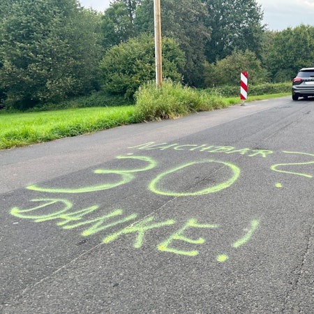 Aufgesprühte Tempo 30 auf der Straße