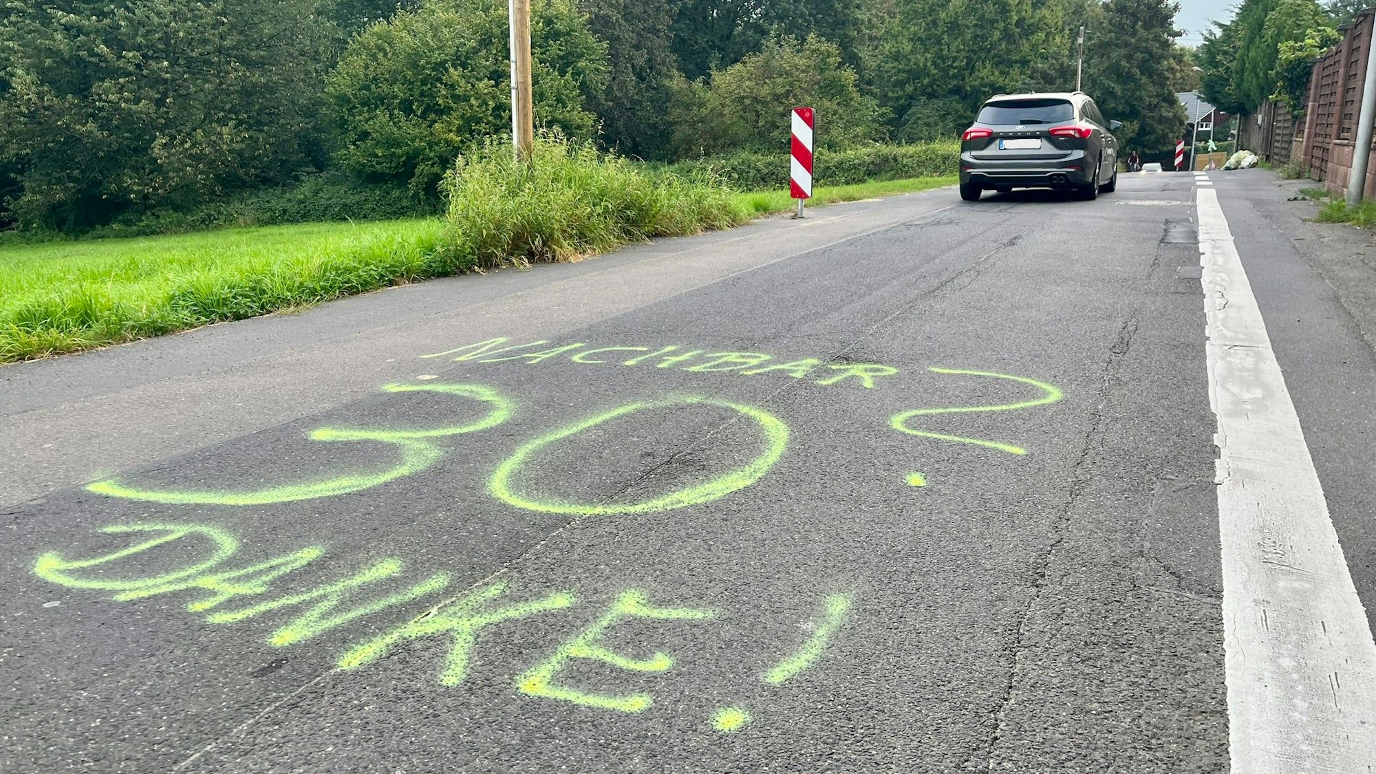 Aufgesprühte Tempo 30 auf der Straße