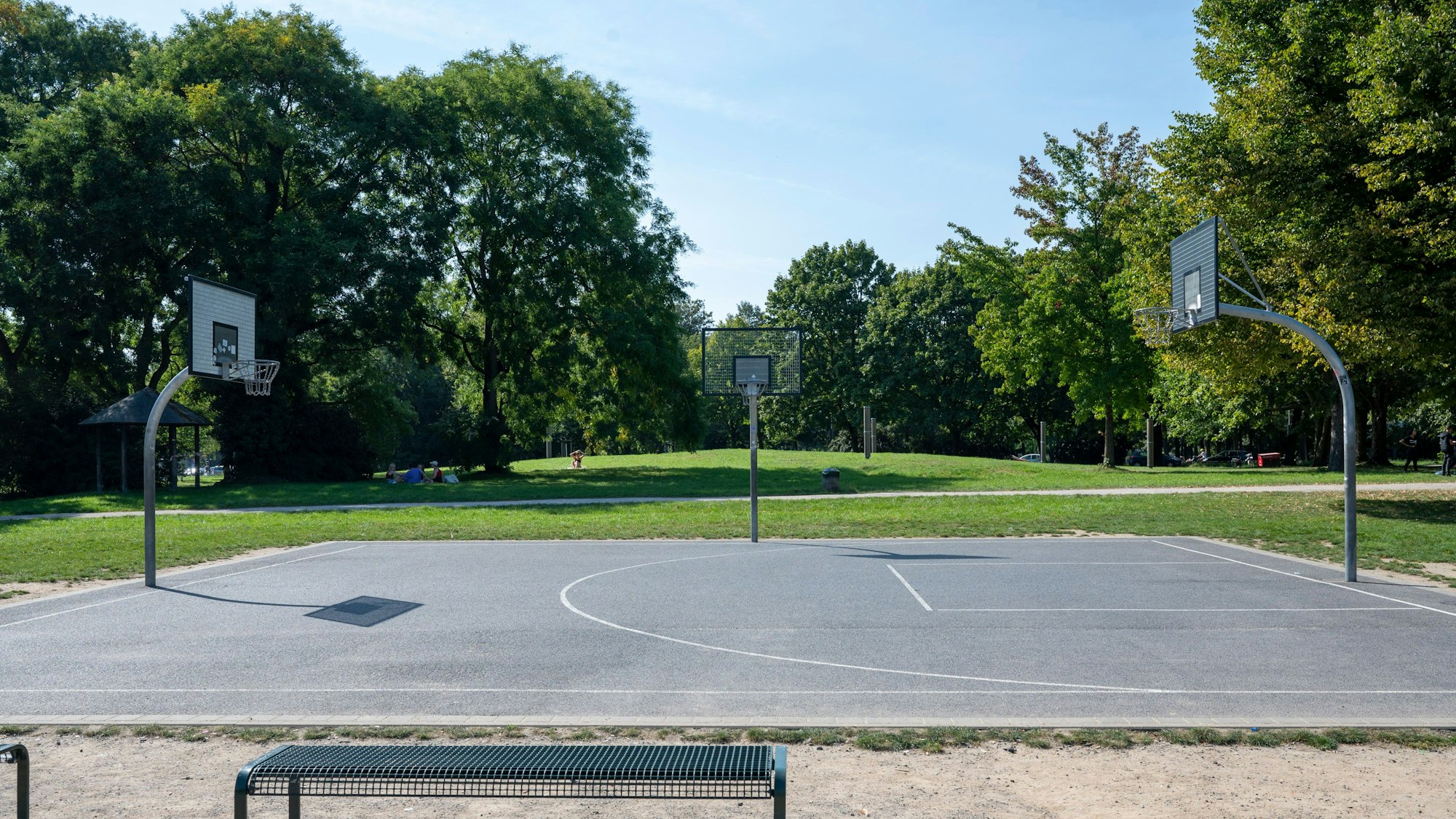 Das kleinere der zwei Basketballfelder im Lohsepark mit drei Körben.