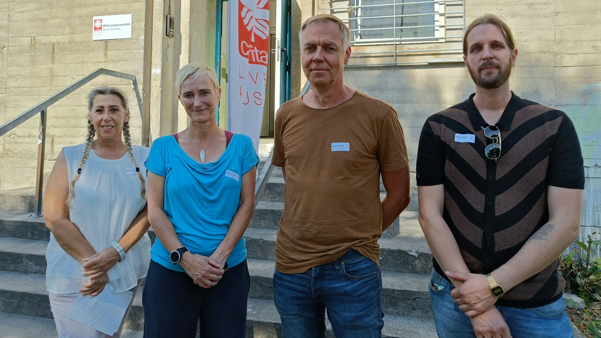 Die Leiterin der Notschlafstelle Stephanie Strieder und ihr Team vor dem Eingang