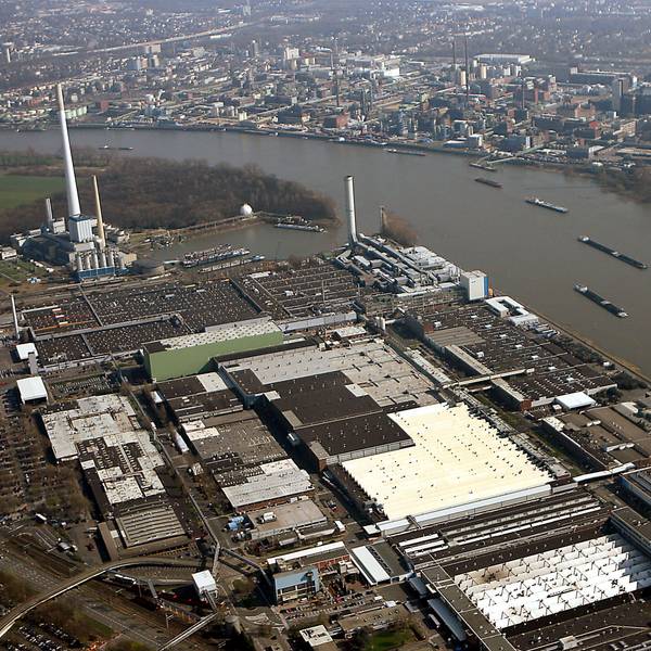 Die Ford-Werke in Köln-Niehl (vorne) und auf der anderen Seite des Rhein das Bayer-Werk in Leverkusen. Aufnahme vom 28.03.2007.