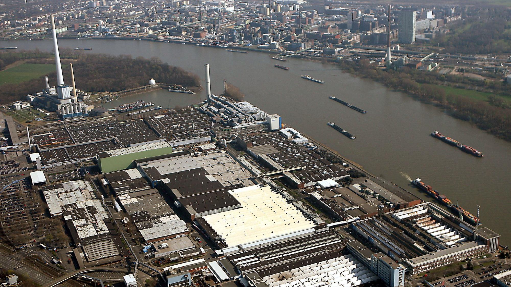 Die Ford-Werke in Köln-Niehl (vorne) und auf der anderen Seite des Rhein das Bayer-Werk in Leverkusen. Aufnahme vom 28.03.2007.