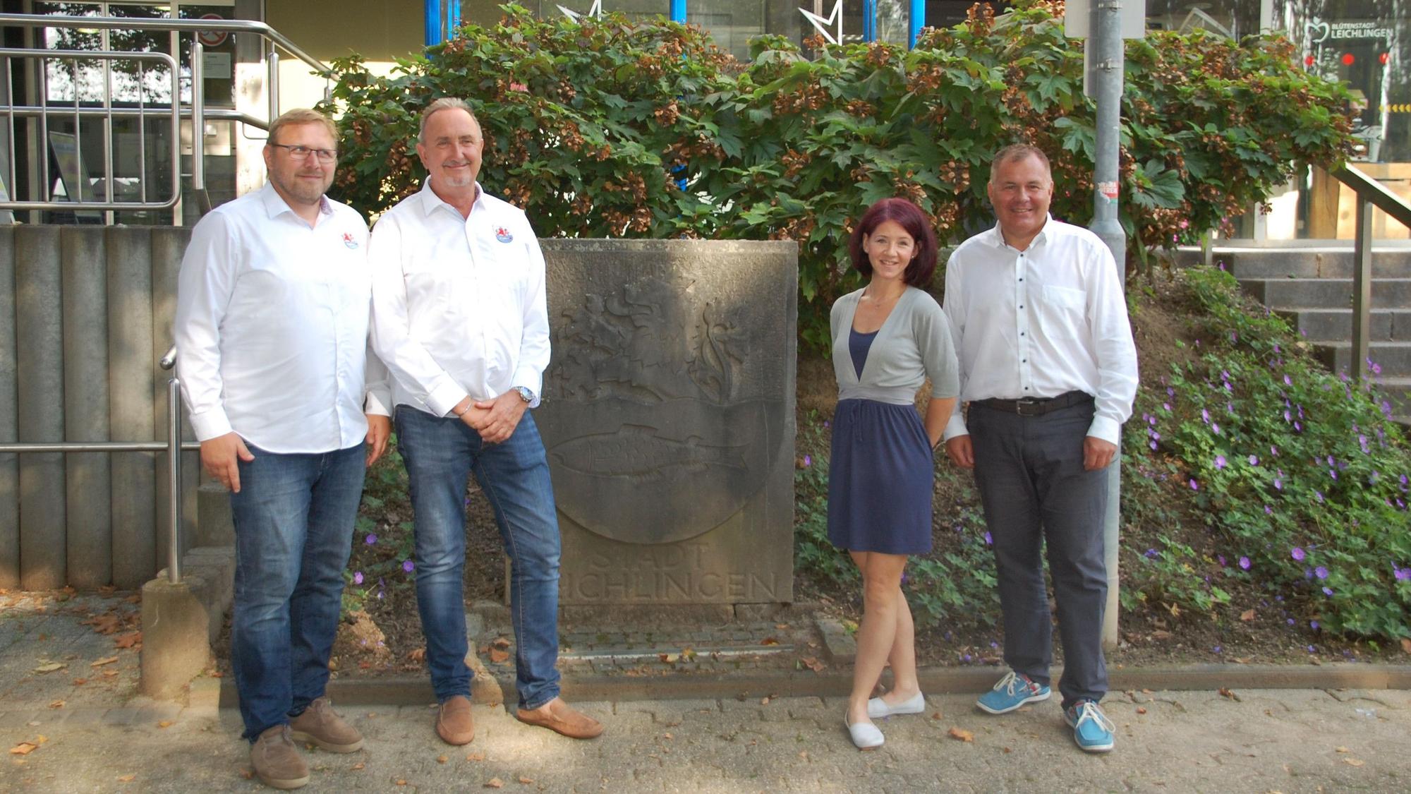 Freuen sich auf die kommende Session: Jungfrau Larissa, Prinz Volkmar I, Ramona Kierspel von der „Vereinigung Leichlinger Karneval“ und Bürgermeister und Prinzenführer Frank Steffes.