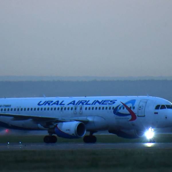 Ein Airbus A320 der russischen Fluggesellschaft Ural Airlines bei einer Landung. An der Nase des Flugzeugs leuchtet eine Warnlampe.
