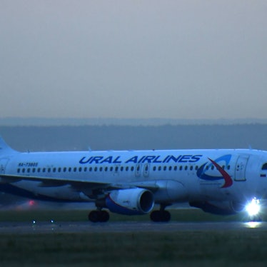 Ein Airbus A320 der russischen Fluggesellschaft Ural Airlines bei einer Landung. An der Nase des Flugzeugs leuchtet eine Warnlampe.