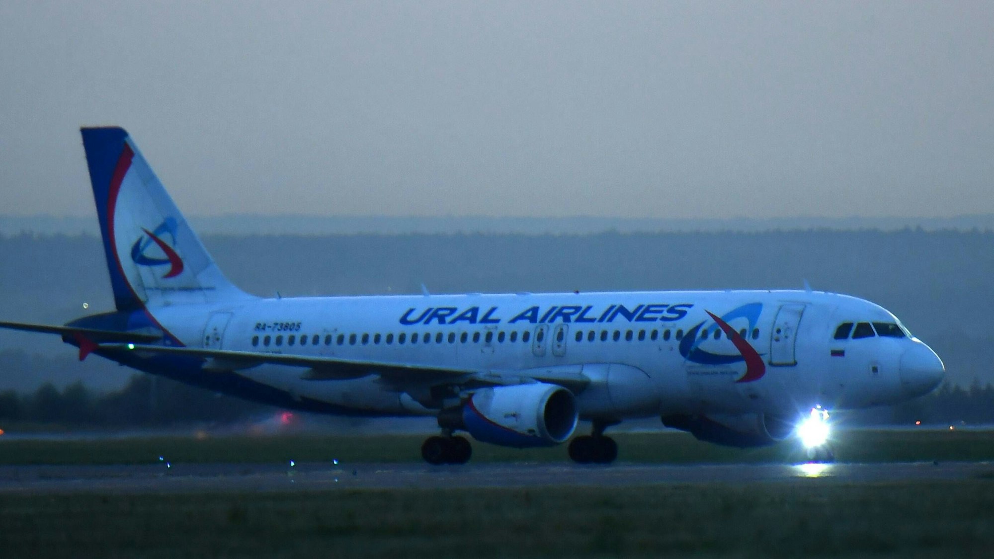 Ein Airbus A320 der russischen Fluggesellschaft Ural Airlines bei einer Landung. An der Nase des Flugzeugs leuchtet eine Warnlampe.