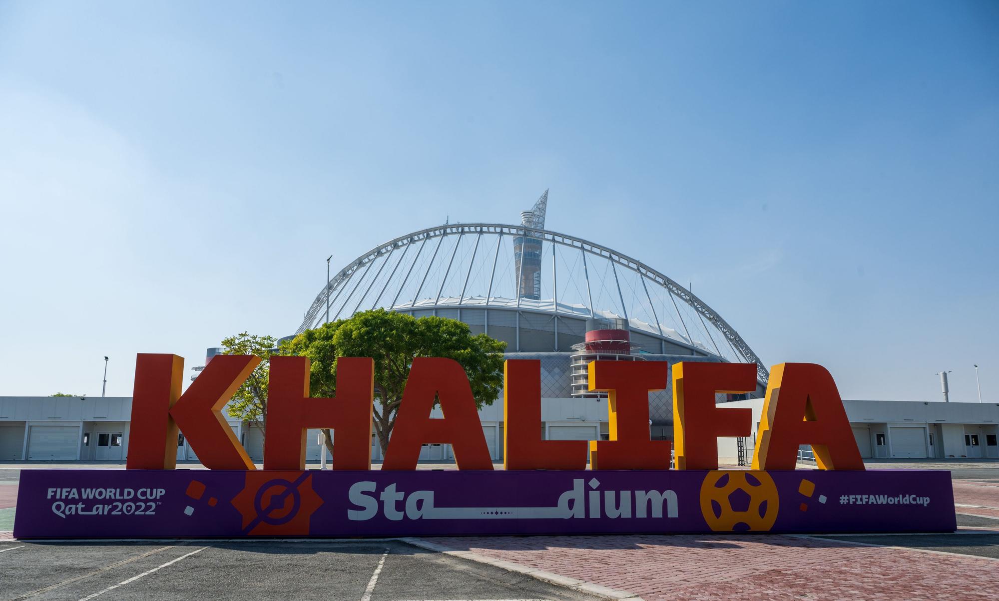 Katar, Doha: Der Schriftzug ·Khalifa Stadium· steht vor dem gleichnamigen Stadion in der Wüstenstadt.