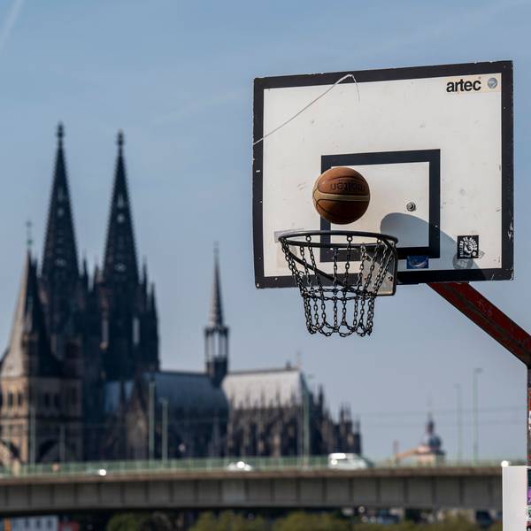 Basketballkorb mit Kölner Dom im Hintergrund