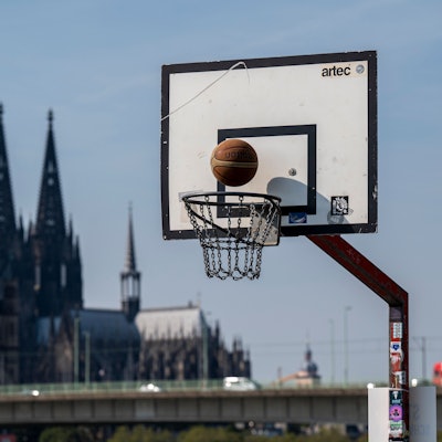 Basketballkorb mit Kölner Dom im Hintergrund
