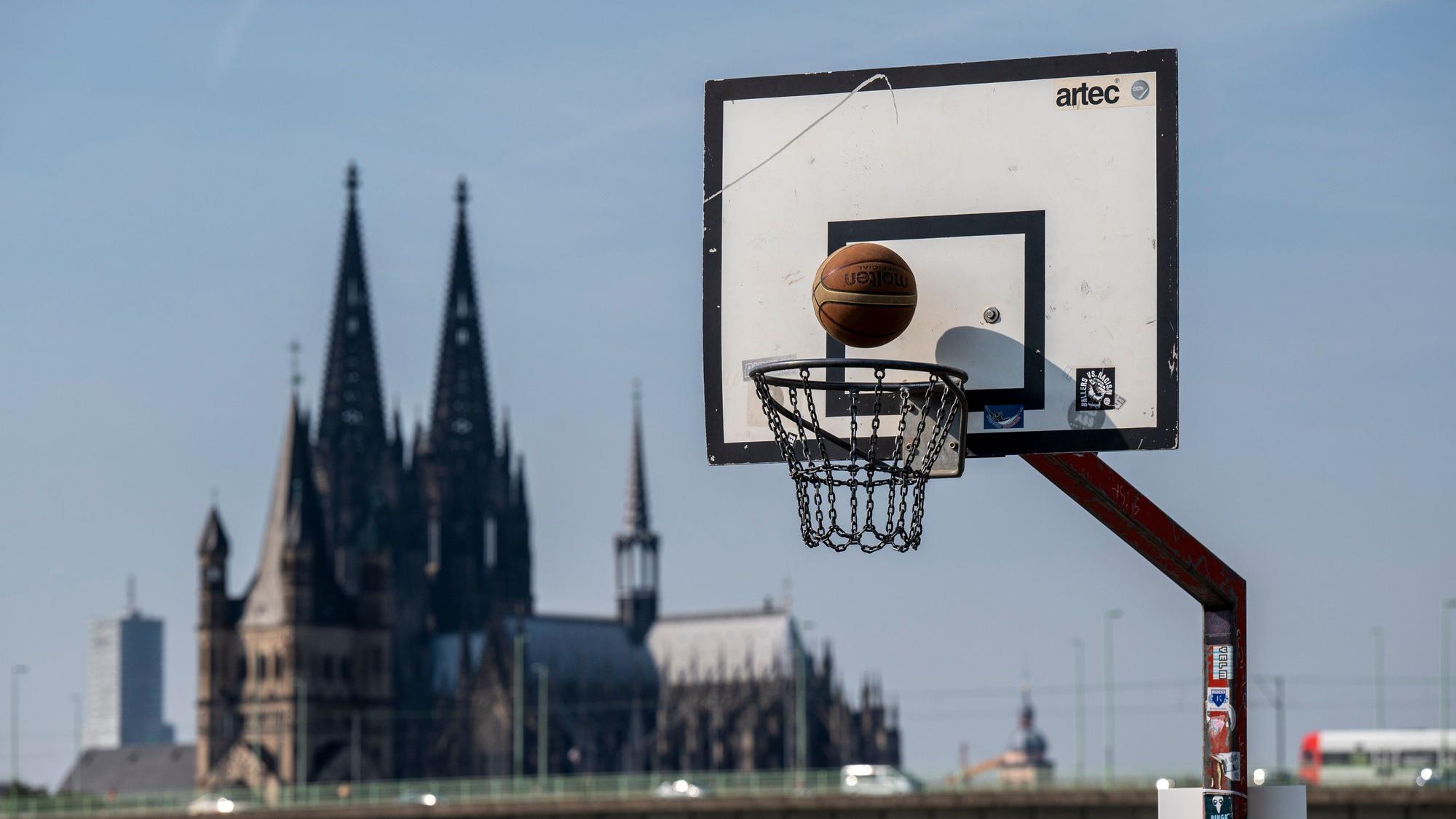 Basketballkorb mit Kölner Dom im Hintergrund