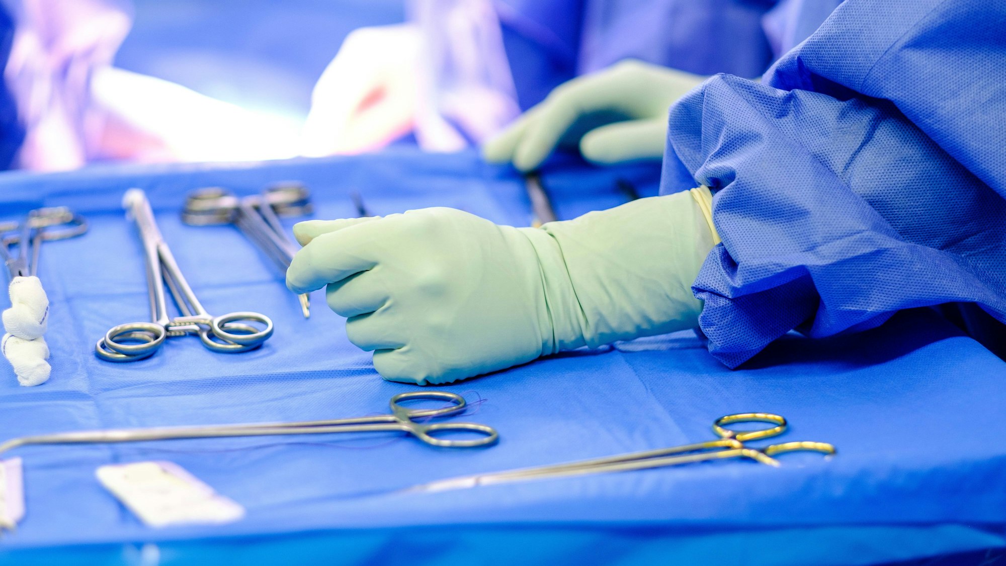 Ein OP-Tisch mit entsprechendem Besteck. (Symbolbild)