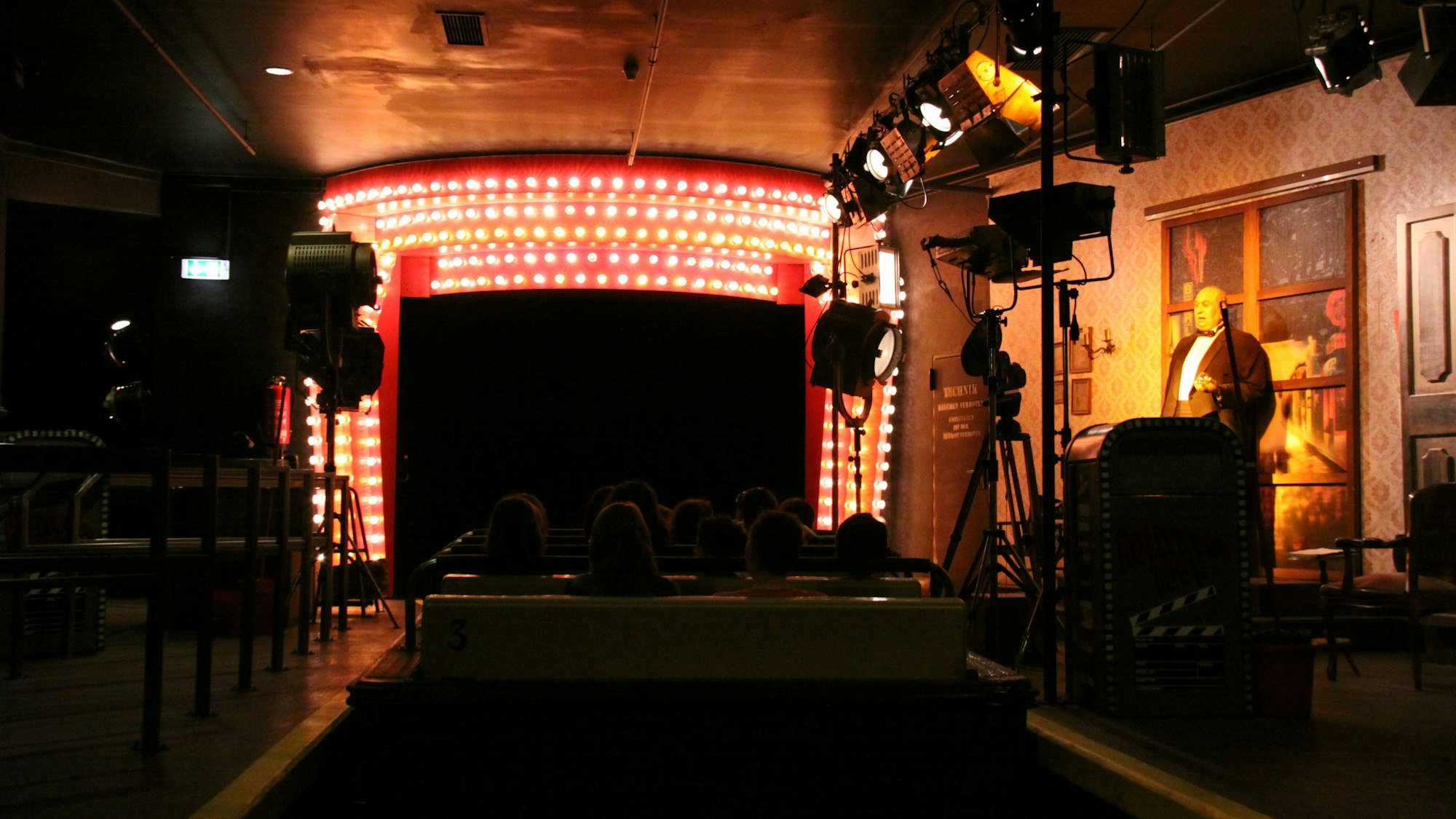 Durch diesen mit Glühbirnen umrahmten Eingang fuhren die Boote des Dark Rides im Phantasialand in die Hollywood Tour.