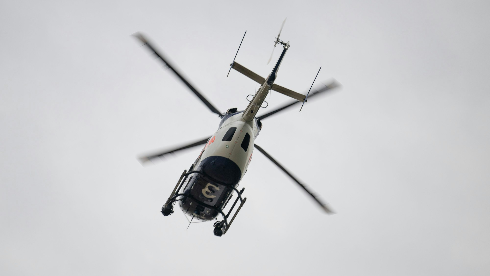 Die Polizei setzte bei den Suchmaßnahmen auch einen Hubschrauber ein (Symbolfoto).