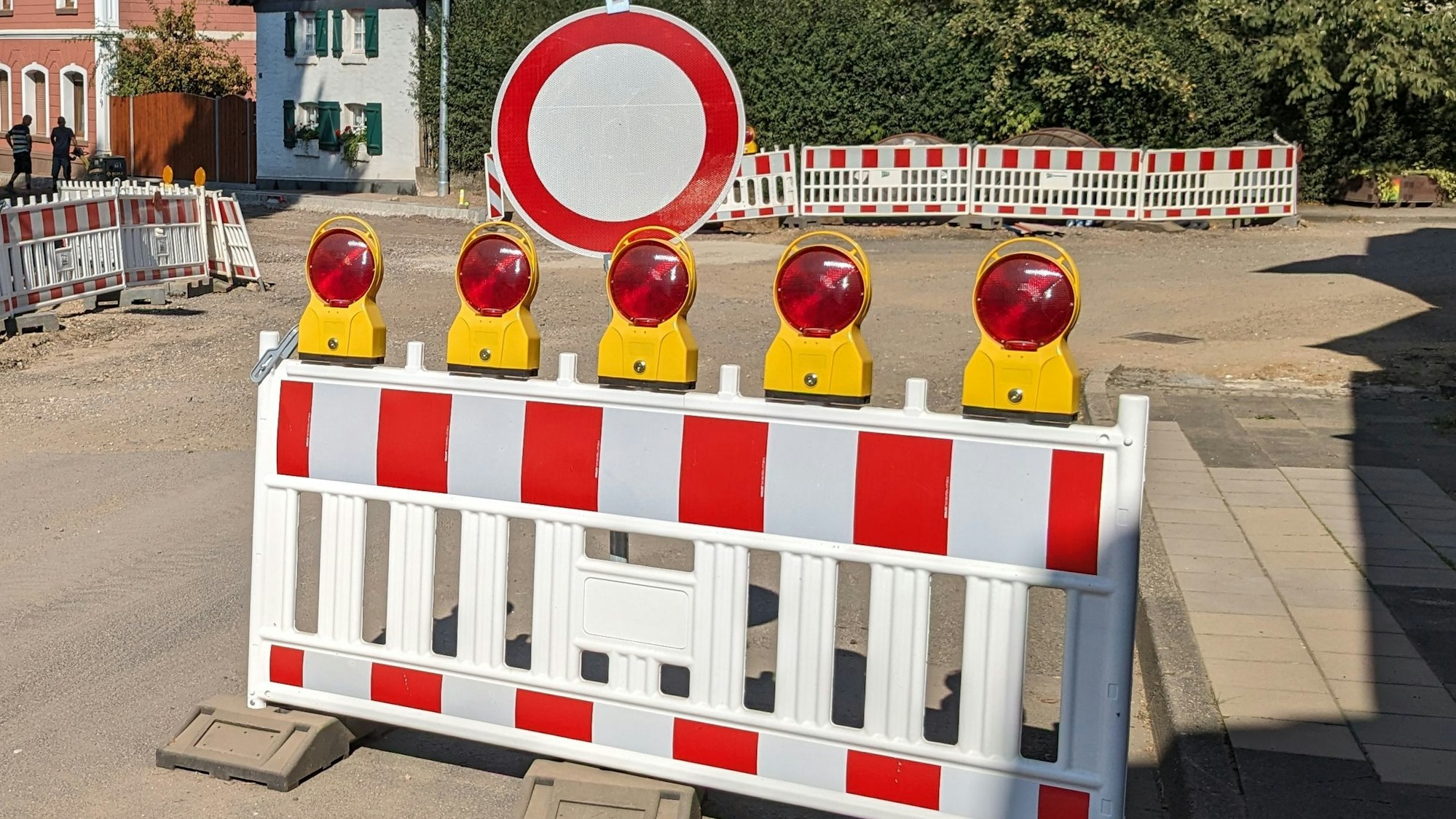 Eine Baustelle ist mit einer Absperrung und dem Verkehrsschild 250 (Verbot für Fahrzeuge aller Art) abgesperrt.