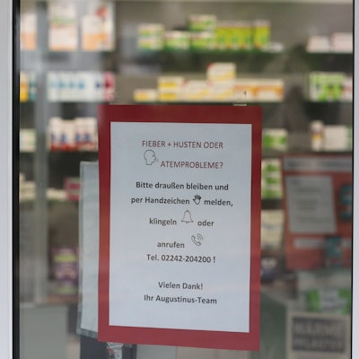 Ein Schild hängt an der Tür einer Apotheke.