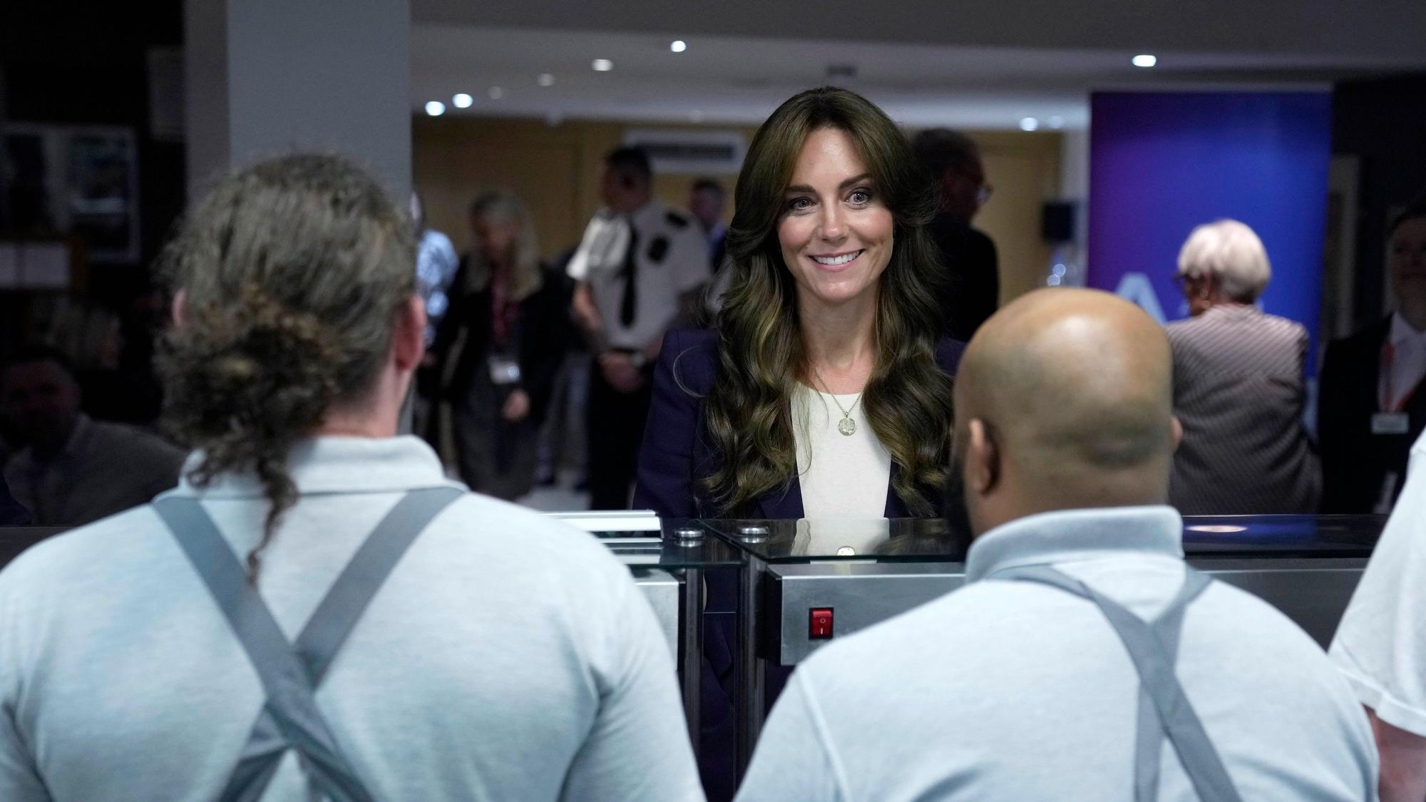 Prinzessin Kate läcehlt vor dem Personal des Restaurants The Clink.