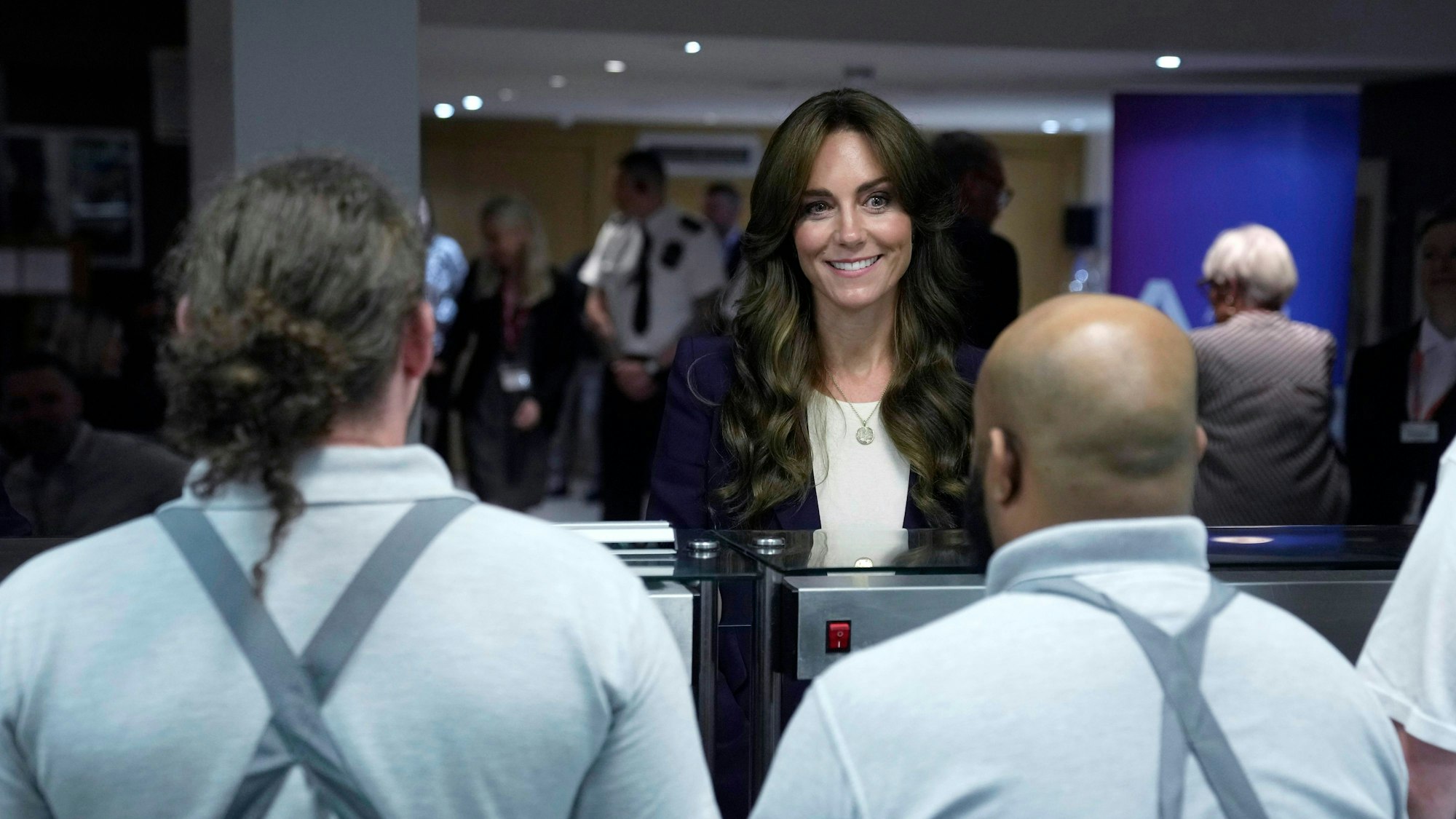 Prinzessin Kate läcehlt vor dem Personal des Restaurants The Clink.