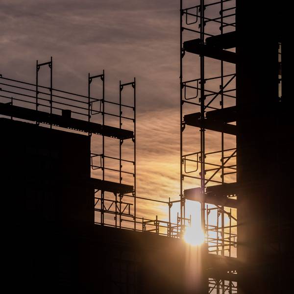 ARCHIV - 09.02.2023, Nordrhein-Westfalen, Köln: Neubauwohnungen werden am Stadtwald gebaut. Das Statistische Bundesamt veröffentlicht am 25.08.2023 Zahlen zur Bauhauptgewerbe (Auftragseingangs- und Umsatzindex) im Juni 2023. Foto: Rolf Vennenbernd/dpa +++ dpa-Bildfunk +++