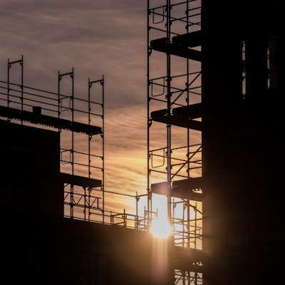 ARCHIV - 09.02.2023, Nordrhein-Westfalen, Köln: Neubauwohnungen werden am Stadtwald gebaut. Das Statistische Bundesamt veröffentlicht am 25.08.2023 Zahlen zur Bauhauptgewerbe (Auftragseingangs- und Umsatzindex) im Juni 2023. Foto: Rolf Vennenbernd/dpa +++ dpa-Bildfunk +++