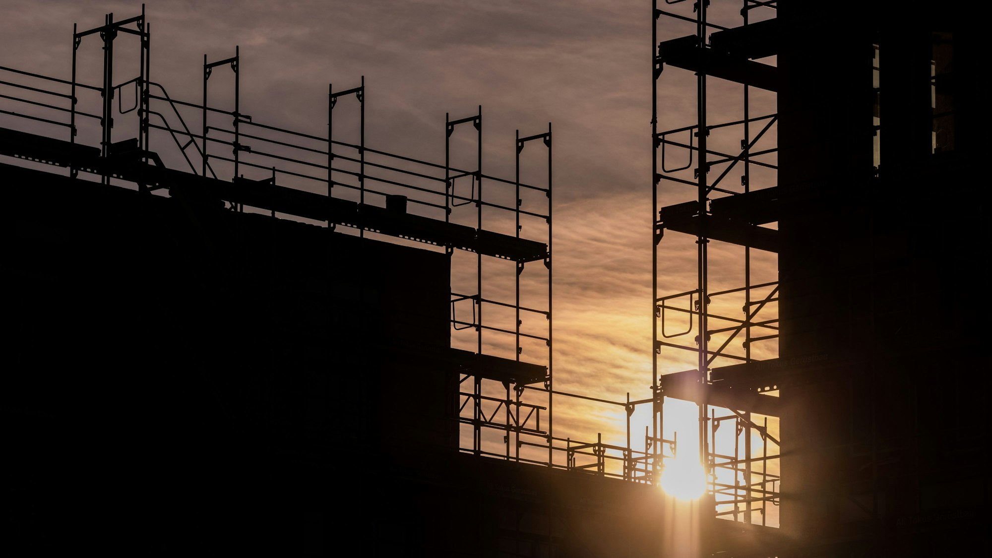 ARCHIV - 09.02.2023, Nordrhein-Westfalen, Köln: Neubauwohnungen werden am Stadtwald gebaut. Das Statistische Bundesamt veröffentlicht am 25.08.2023 Zahlen zur Bauhauptgewerbe (Auftragseingangs- und Umsatzindex) im Juni 2023. Foto: Rolf Vennenbernd/dpa +++ dpa-Bildfunk +++