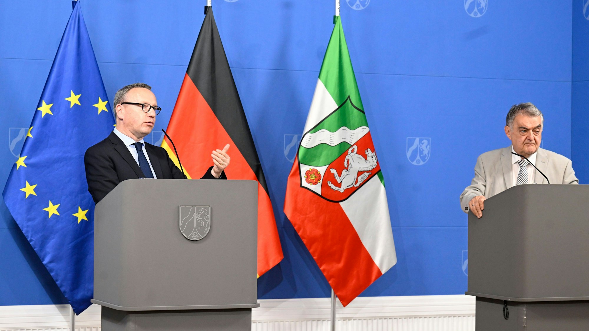 Benjamin Limbach (Bündnis 90/Die Grünen, l), Justizminister von Nordrhein-Westfalen, und Herbert Reul (CDU), Innenminister von Nordrhein-Westfalen, stellen auf einer Pressekonferenz in der Staatskanzlei die Beschlüsse des Kabinetts zur Strafbarkeit von extremistischen Äußerungen von Amtsträgerinnen und Amtsträgern vor.