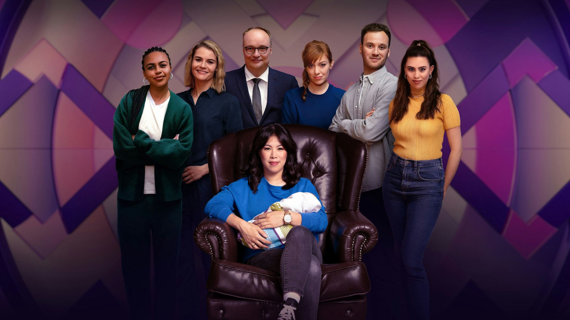 „MaiThink X“ Elternzeitvertretung: Mai Thi Nguyen-Kim (M.) mit ihrem Baby und ihrer Elternzeit-Vertretungsgruppe, Aminata Belli (l.), Hazel Brugger (2.v.l.), Oliver Welke (3.v.l.), Eva Schulz (3.v.r.), Leon Windscheid (2.v.r.) und Salwa Houmsi (r.)