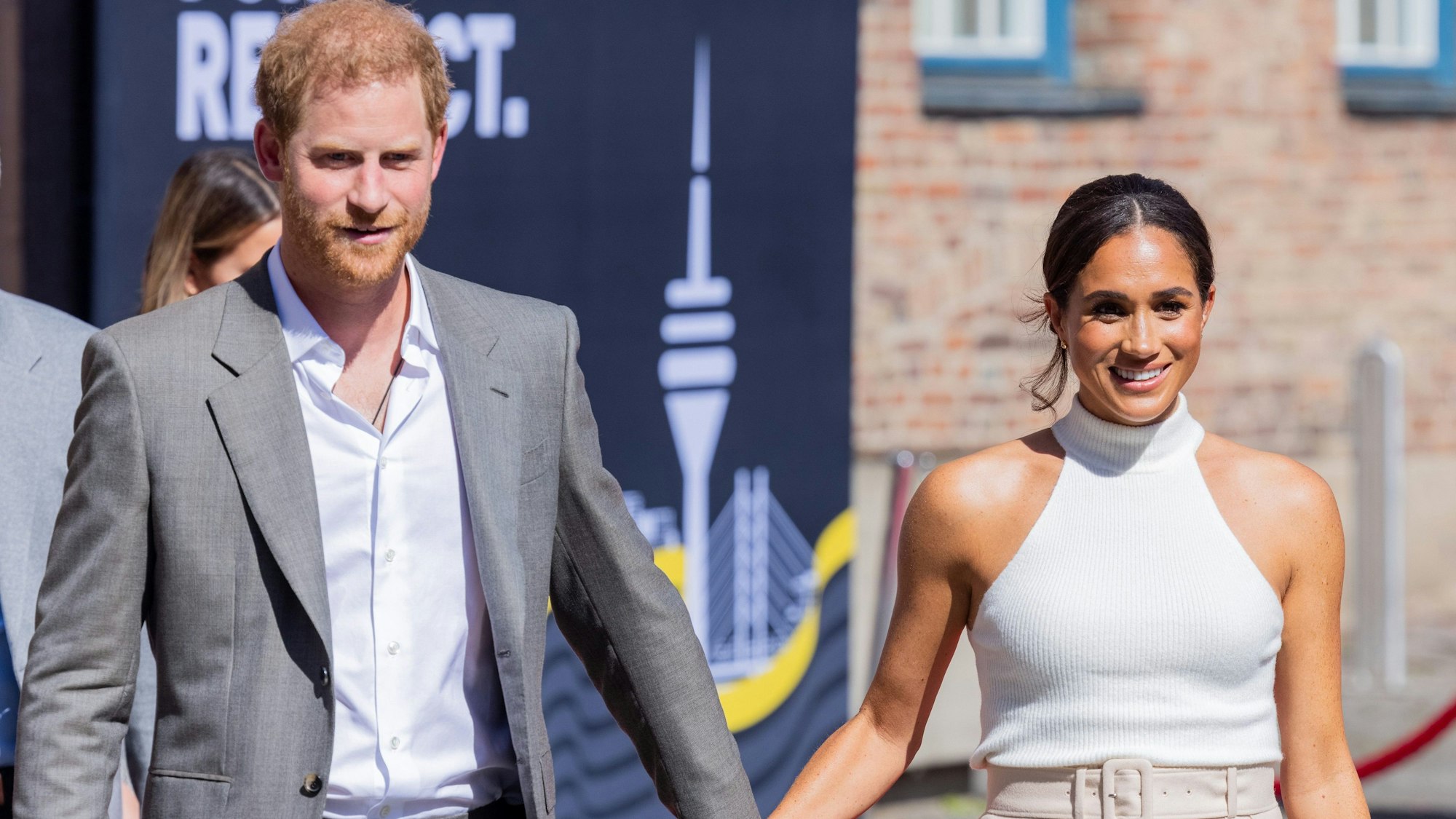 Der britische Prinz Harry, Herzog von Sussex, und seine Frau Meghan, Herzogin von Sussex, kommen 2022 aus dem Düsseldorfer Rathaus.