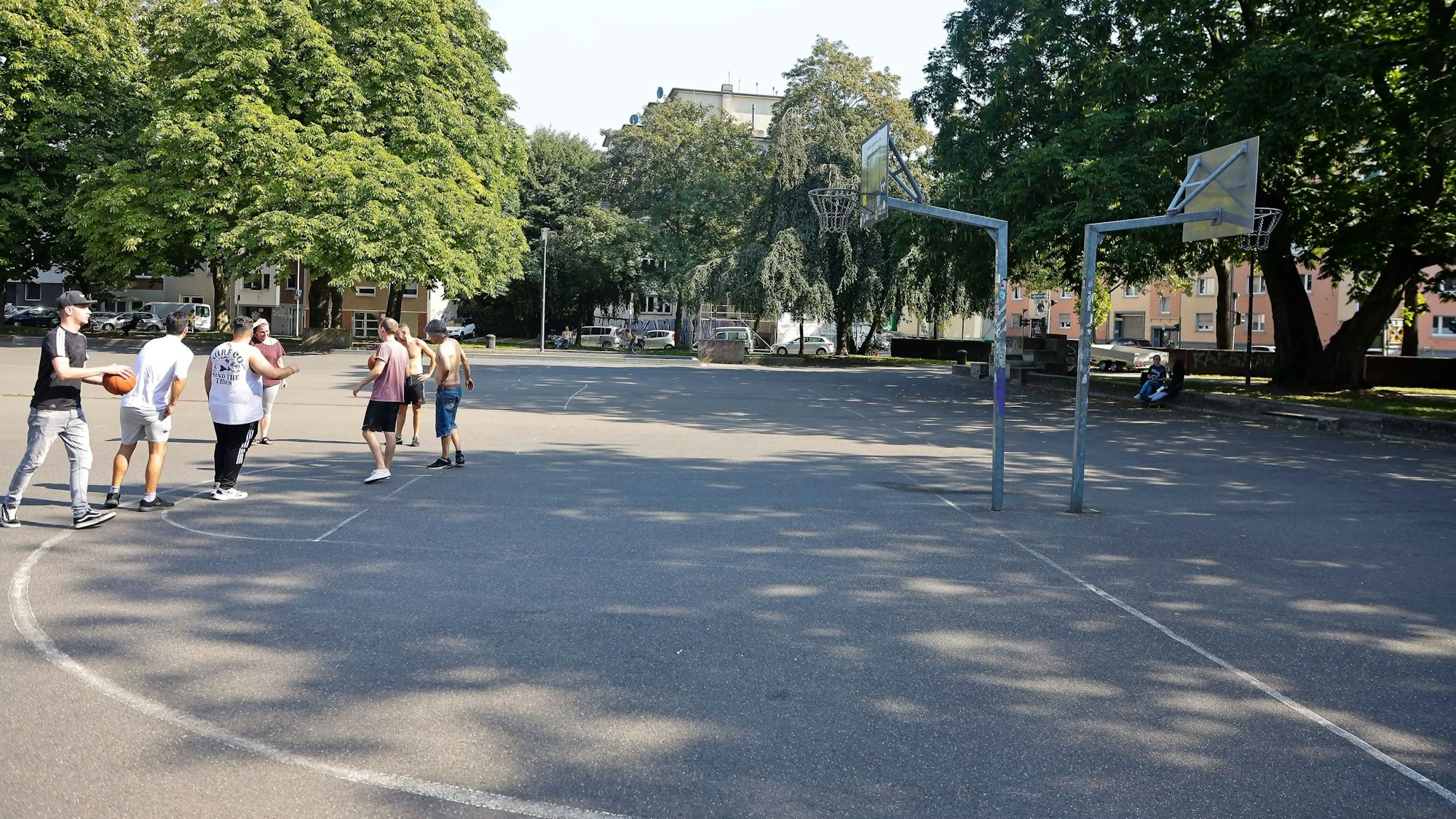 Ausgelassenes Basketballmatch im Klingelpützpark