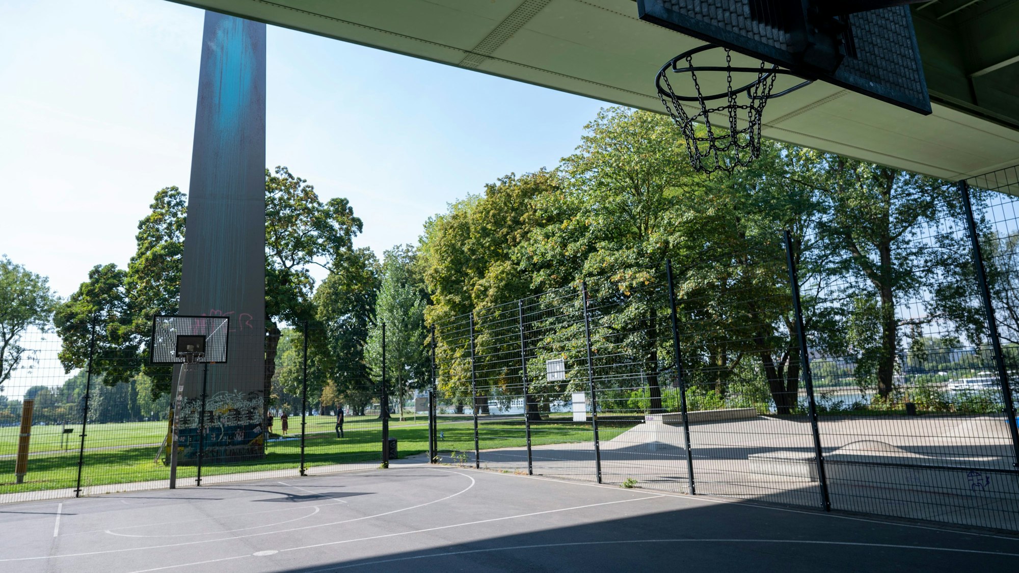 Unter der Zoobrücke ist ein eingezäunter Basketball Court.