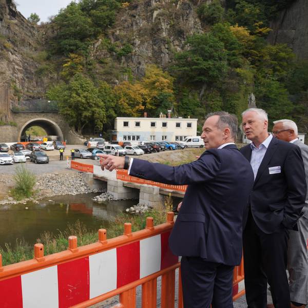 12.09.2023, Rheinland-Pfalz, Altenahr: Volker Wissing (FDP, l), Bundesverkehrsminister, und Klaus Vornhusen, DB-Konzernbevollmächtigter für Rheinland-Pfalz, betrachten die Tunnelausgänge, die vor dem Hochwasser in Brücken mündeten. Wissing nahm am Start für den Neubau des letzten zerstörten Abschnitts der Ahrtalbahn nach der Flutkatastrophe teil. Foto: Thomas Frey/dpa +++ dpa-Bildfunk +++