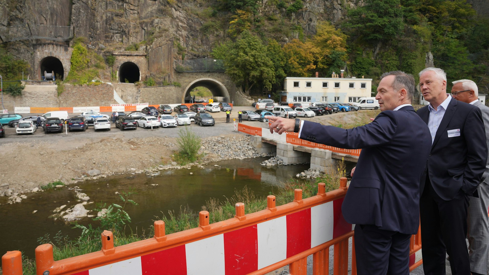 12.09.2023, Rheinland-Pfalz, Altenahr: Volker Wissing (FDP, l), Bundesverkehrsminister, und Klaus Vornhusen, DB-Konzernbevollmächtigter für Rheinland-Pfalz, betrachten die Tunnelausgänge, die vor dem Hochwasser in Brücken mündeten. Wissing nahm am Start für den Neubau des letzten zerstörten Abschnitts der Ahrtalbahn nach der Flutkatastrophe teil. Foto: Thomas Frey/dpa +++ dpa-Bildfunk +++