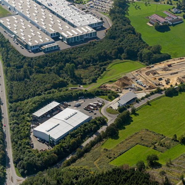Eine Luftaufnahme des Industriegebietes mit dem Baugebiet.