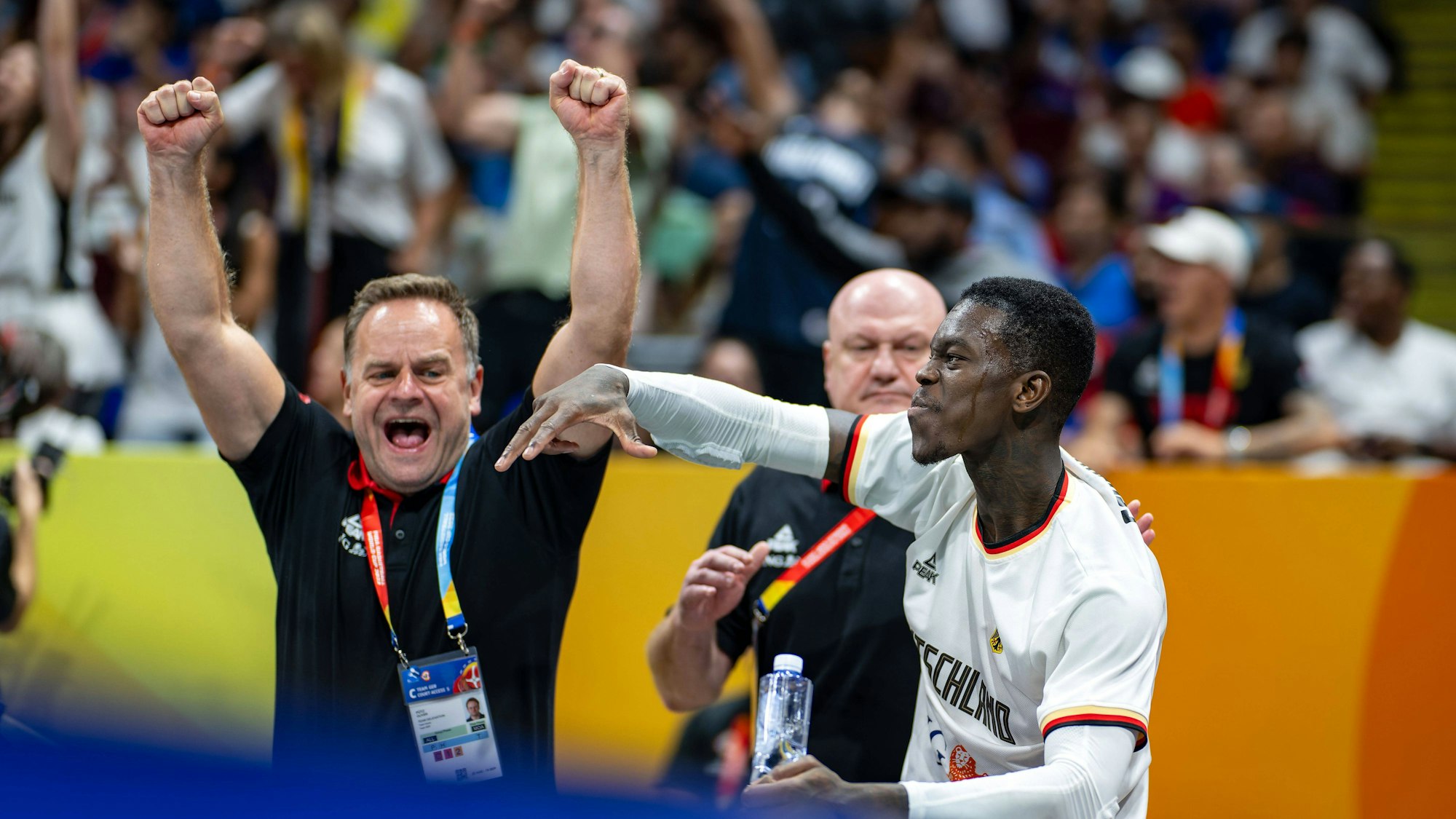 DBB-Team-Arzt Oliver Pütz und Kapitän Dennis Schröder jubeln nach dem Viertelfinal-Sieg gegen Lettland.