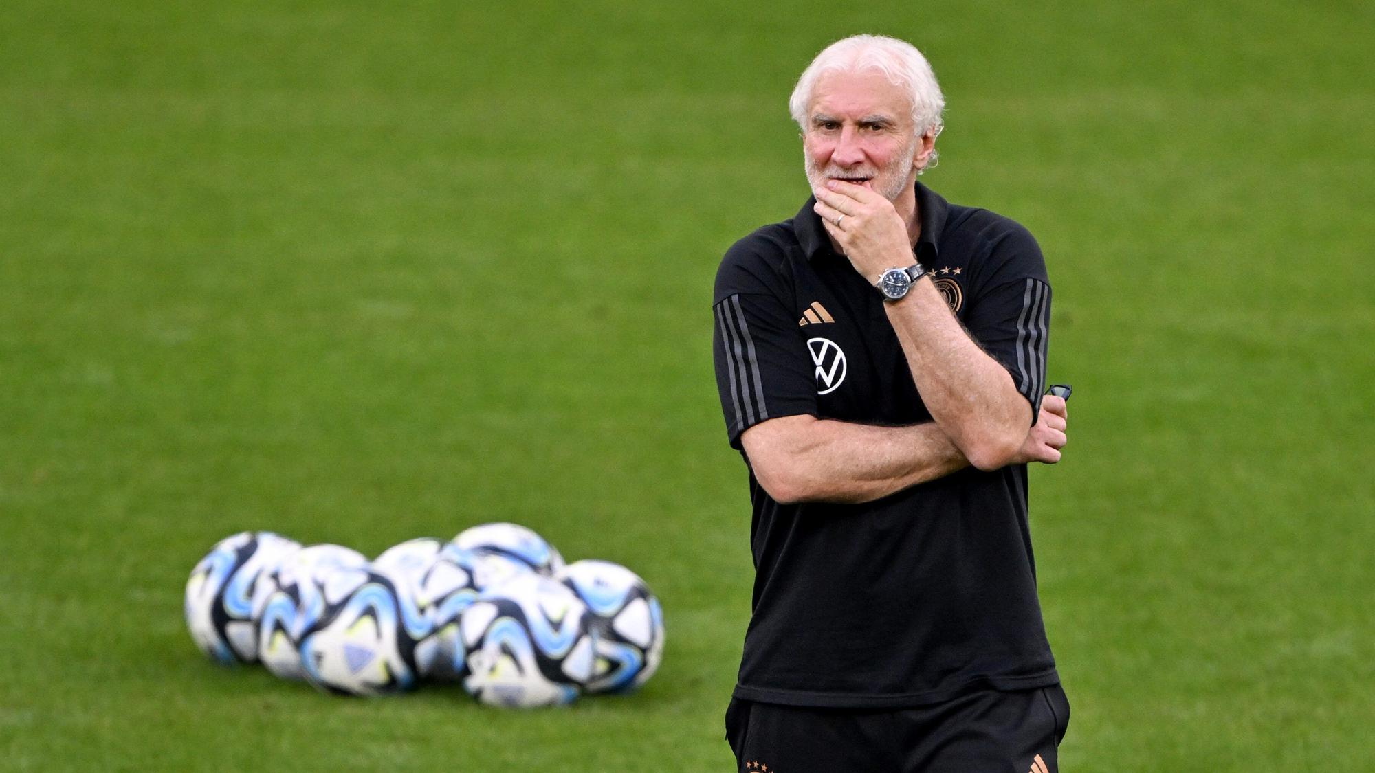Interims-Teamchef Rudi Völler leitet das Training im Signal-Iduna-Stadion vor dem Freundschaftsspiel gegen Frankreich