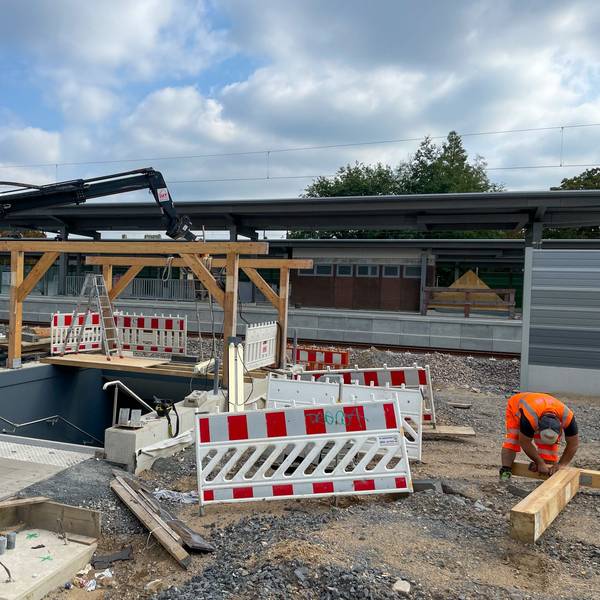 Die Unterführung zu den Gleisen am Wiesdorfer Bahnhof bekommt ein neues Dach.